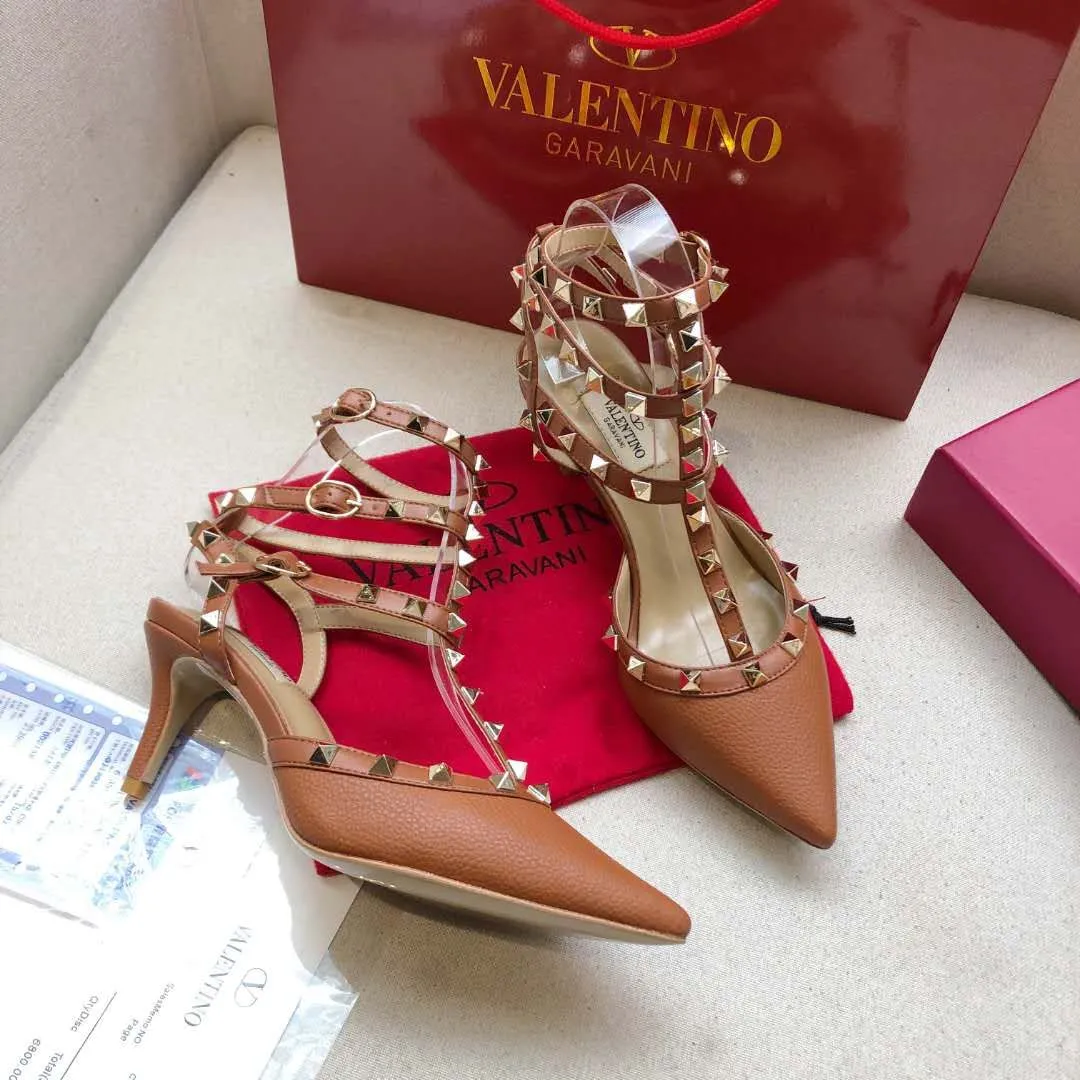 👟👟Ex-factory price 400👟👟 Genuine leather sole +30 Available all year round🎁[Brown pebbled leather series] Heel height: 9.5cm+6.5cm. Valentino is a global haute couture and ready-to-wear luxury brand. Valentino is timeless and never goes out of style. Sheepskin feet, lining 🎁34 to 40/41/42 sizes, ready stock. Original last from the counter, regular bottom, genuine leather outsole +30
